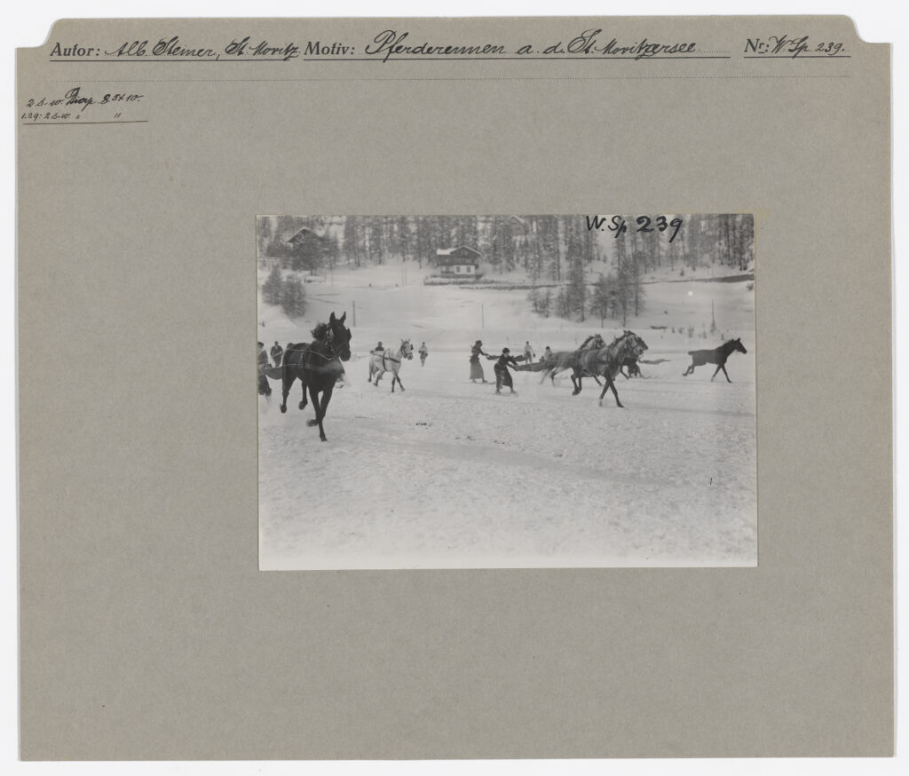 Donne che praticano lo skijoring sul lago di St. Moritz, 1929 ca.
