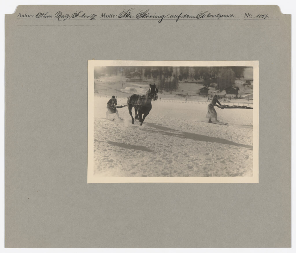 Due donne che praticano lo skijoring sul lago di St. Moritz, 1930 ca.
