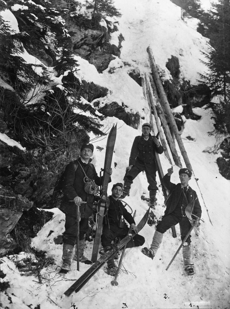 Gruppenaufnahme von Wilhelm Paulcke, Victor de Beauclair, Erwin Baur und Peter Steinweg bei der Skitour im Maderanertal zum Oberalpstock, Januar 1896