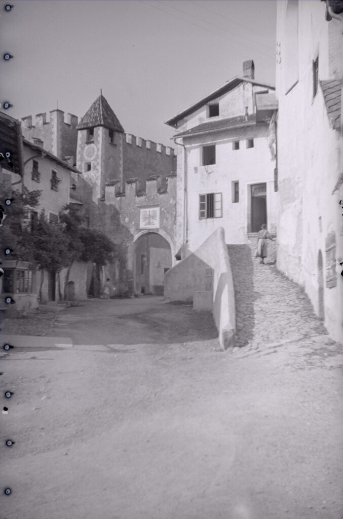 La stazione doganale eretta dall’arciduca Sigismondo negli anni ottanta del Quattrocento allo sfocio settentrionale della via Kunter, a destra la salita verso la via del Renon, 1932. Sigla: Archivio provinciale di Bolzano, fototeca, Archivio fotografico Geat n. 692