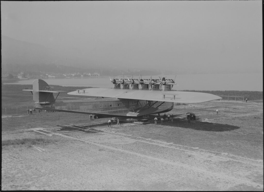 Il 23 luglio 1929, l'idrovolante fu trainato dall'hangar al Lago di Costanza su una piattaforma appositamente costruita su rotaie. Sigla: Archivio di Stato di San Gallo, W 241/3.00542