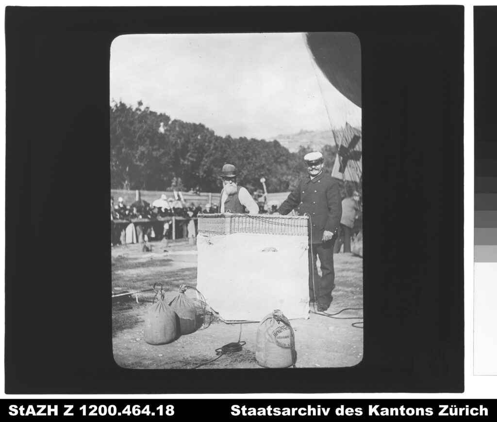 Die erste Alpenüberquerung mit dem Gasballon: Professor Albert Heim und Luftkapitän Eduard Spelterini vor dem Aufstieg des Ballons Wega am 3. Oktober 1898 vor der Place d’armes du Planta in Sion (Kanton Wallis). Mit von der Partie waren der Meteorologe Julius Maurer und Fanny Forst, die den Ballon Wega finanzierte. Signatur: Staatsarchiv des Kantons Zürich, Schweizer Alpen-Club SAC, Sektion Uto, Z 1200.464.18.