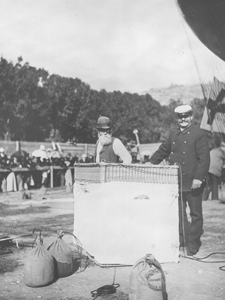 Die erste Alpenüberquerung mit dem Gasballon: Professor Albert Heim und Luft- kapitän Eduard Spelterini vor dem Aufstieg des Ballons Wega am 3. Oktober 1898 in Sion (Kanton Wallis). Mit von der Partie waren der Meteorologe Julius Maurer und Fanny Forst, die den Ballon Wega finanzierte. Signatur: Staatsarchiv des Kantons Zürich, Schweizer Alpen-Club SAC, Sektion Uto, Z 1200.464.18.