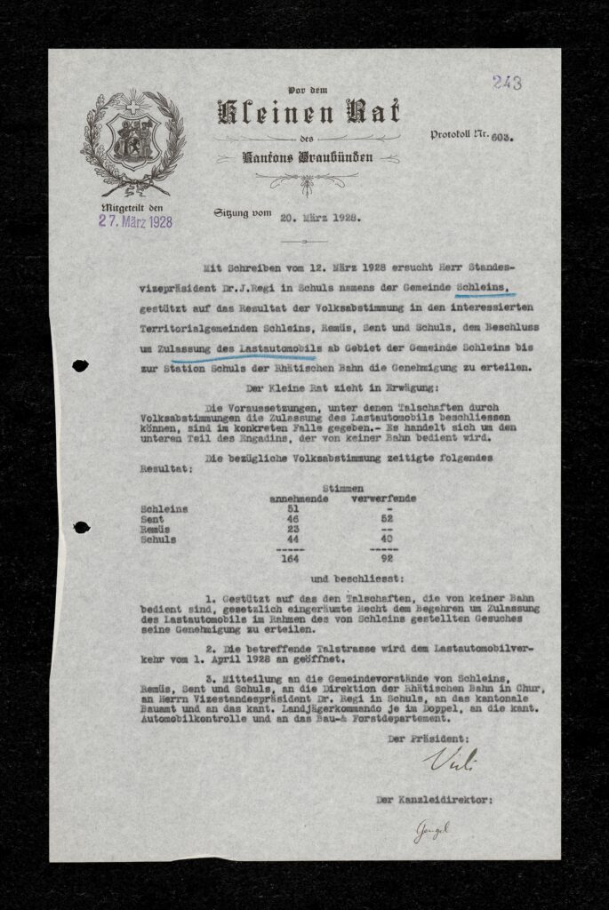 Archivale: Der Kleine Rat genehmigt das Gesuch mehrerer Unterengadiner Gemeinden um Zulassung des Lastautomobils, 20. März 1928. Signatur: Staatsarchiv Graubünden VIII 19 c 1, Genehmigung Kleiner Rat vom 20.3.1928.